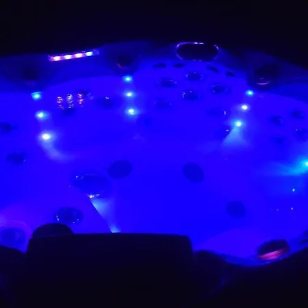 Dans La Nature, De Standing Avec Piscine Chauffee, Jaccusi Exterieur